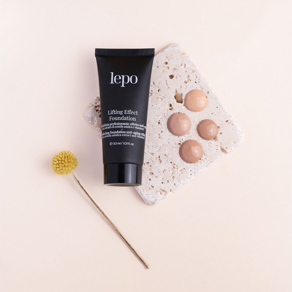 Tubo nero con scritta 'lepo Lifting Effect Foundation'. Accanto, quattro tonalità di pelle a macchie su pietra.