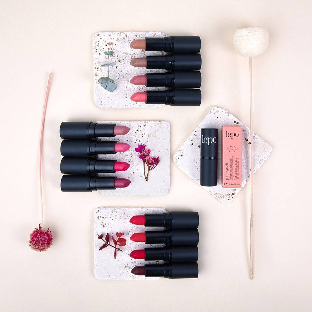Diversi rossetti in tonalità di rosso, rosa e nude su supporti decorativi.