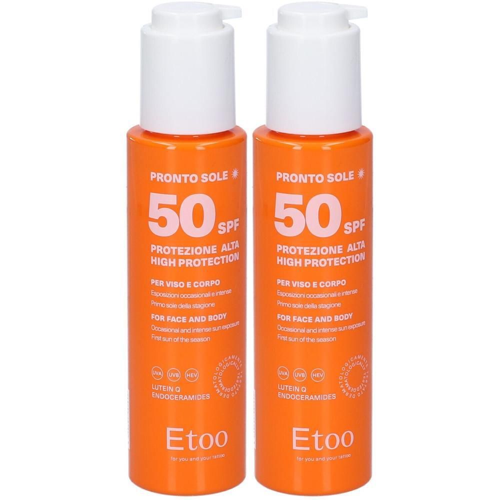 Due flaconi arancioni di crema solare SPF 50. Dispenser con pompa in cima.