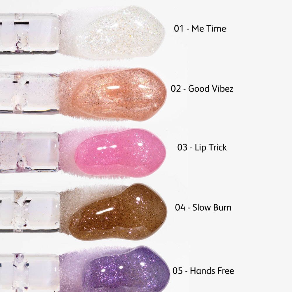 Cinque campioni di applicatori di lucidalabbra in diversi colori: bianco scintillante, bronzo, rosa, marrone e viola.