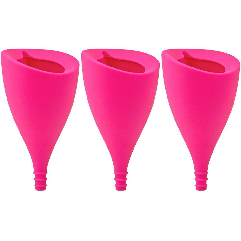 Tre coppette mestruali rosa in silicone con stelo.