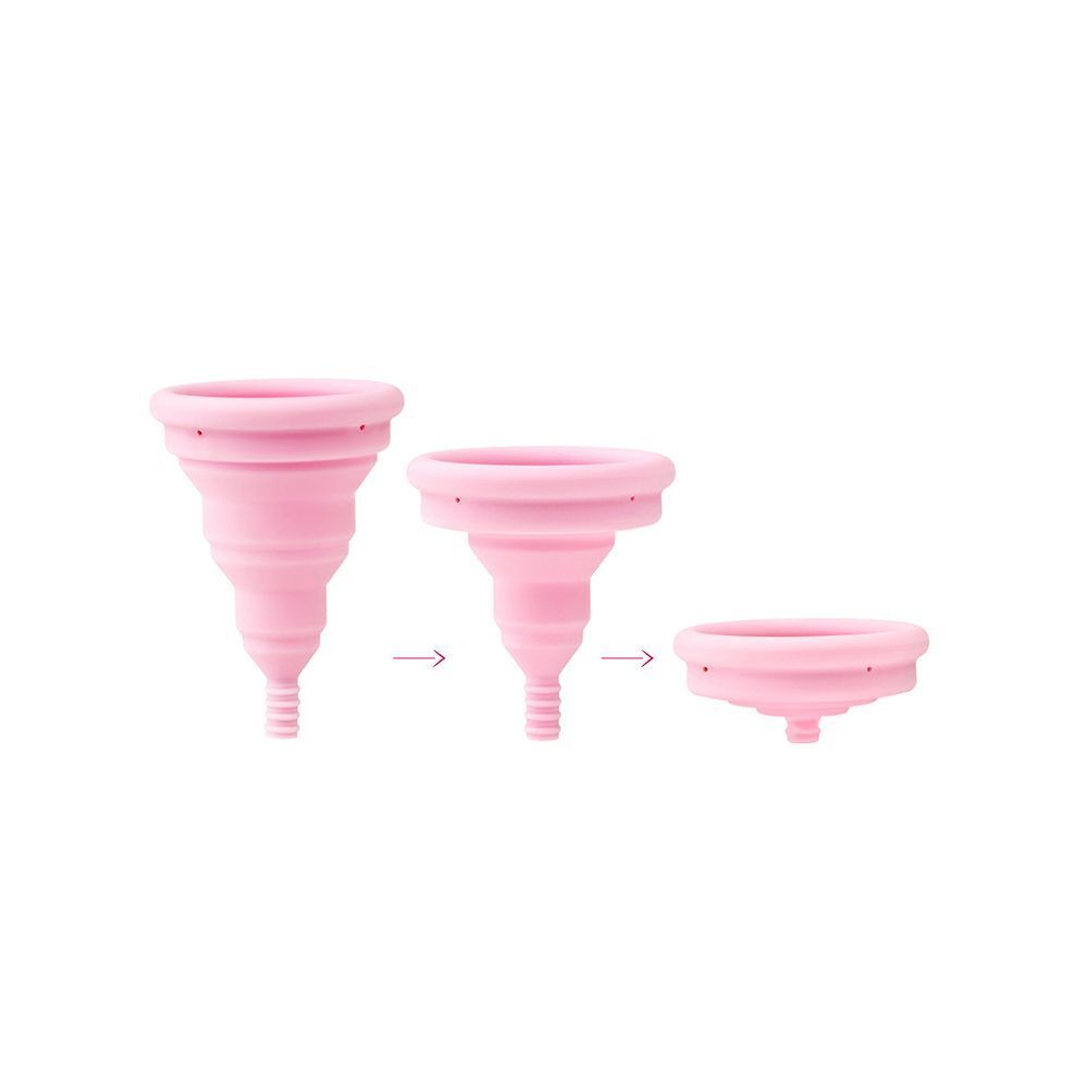 Tre viste di una coppetta mestruale pieghevole rosa in diversi stati.