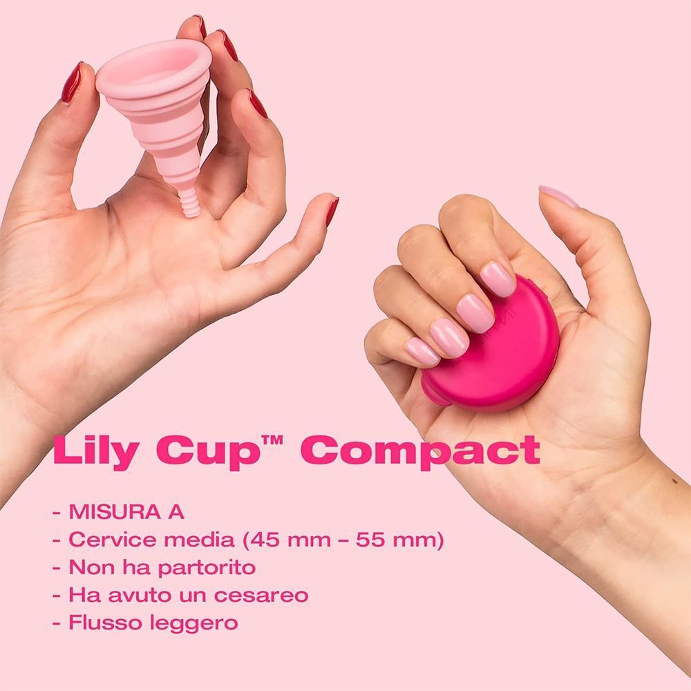 Mani che tengono una coppetta mestruale pieghevole rosa e un contenitore fucsias.