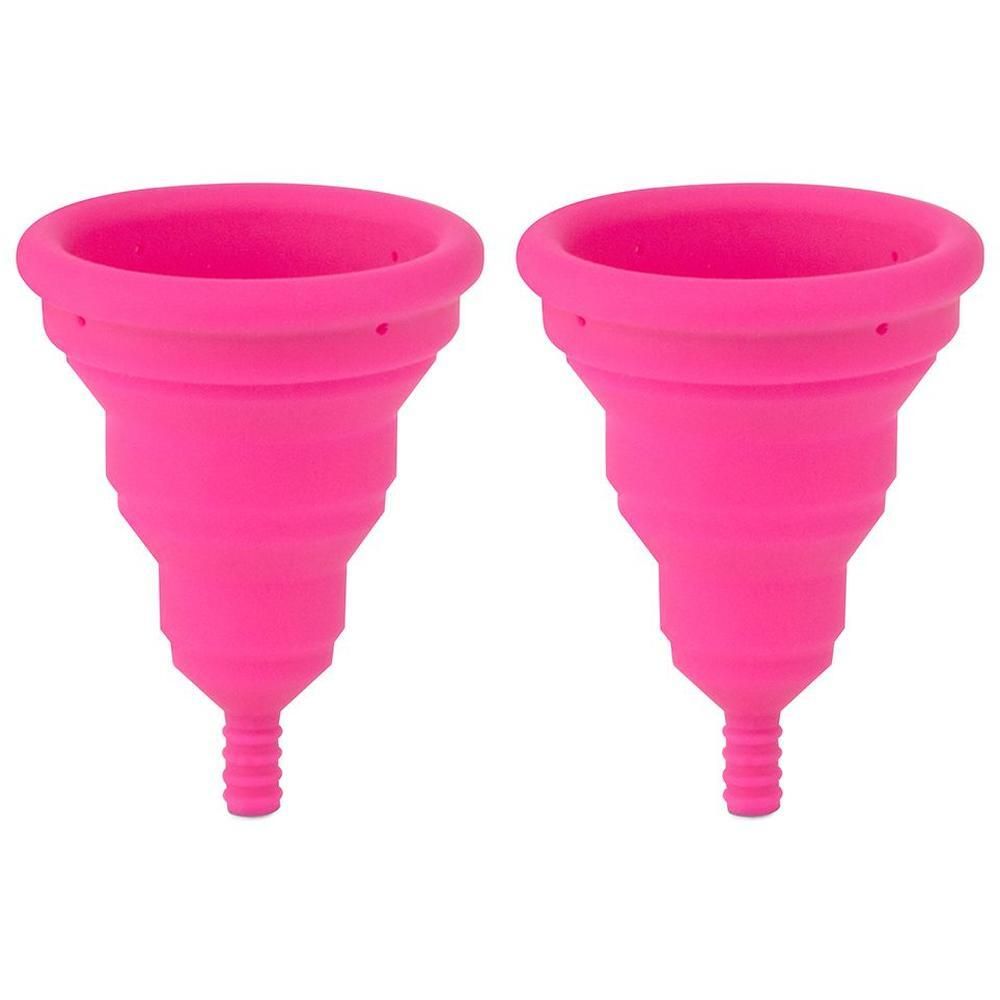 Due coppette mestruali pieghevoli rosa una accanto all'altra.