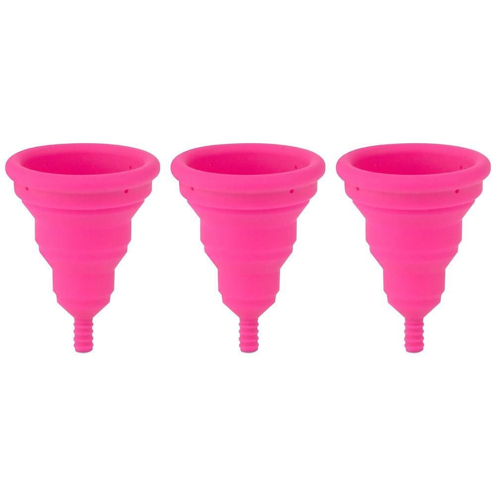 Tre coppette mestruali pieghevoli rosa una accanto all'altra.