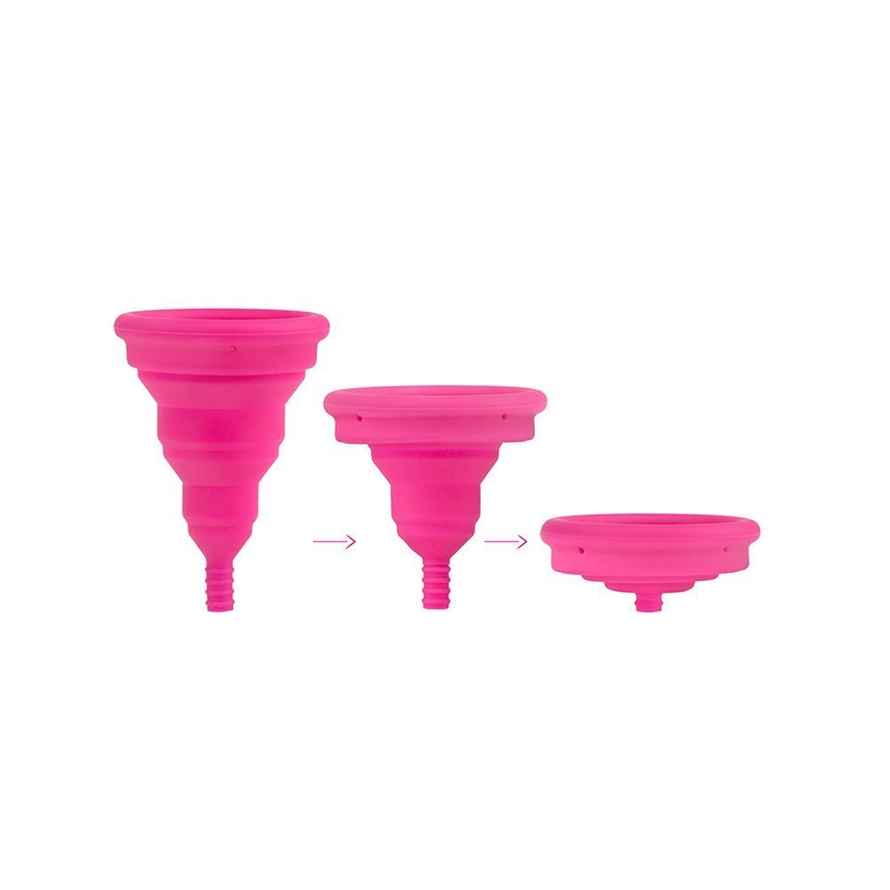Meccanismo di piegatura di una coppetta mestruale rosa in tre passaggi.