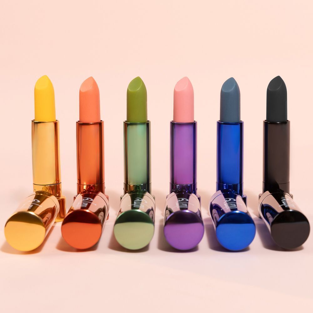 Sei rossetti giallo, arancione, verde, rosa, blu e nero con tubetti lucidi e colorati.
