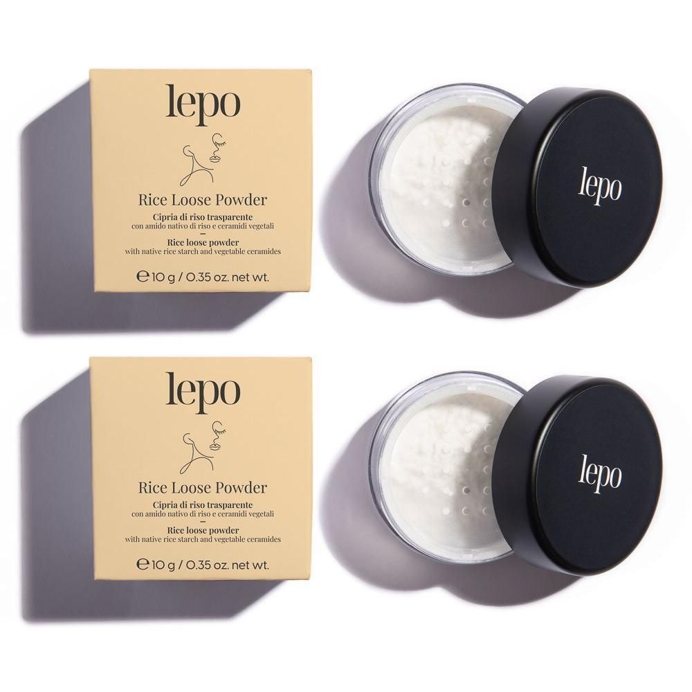 Due contenitori e scatole di Lepo Rice Loose Powder. Cipria trasparente in contenitori trasparenti con tappi neri.