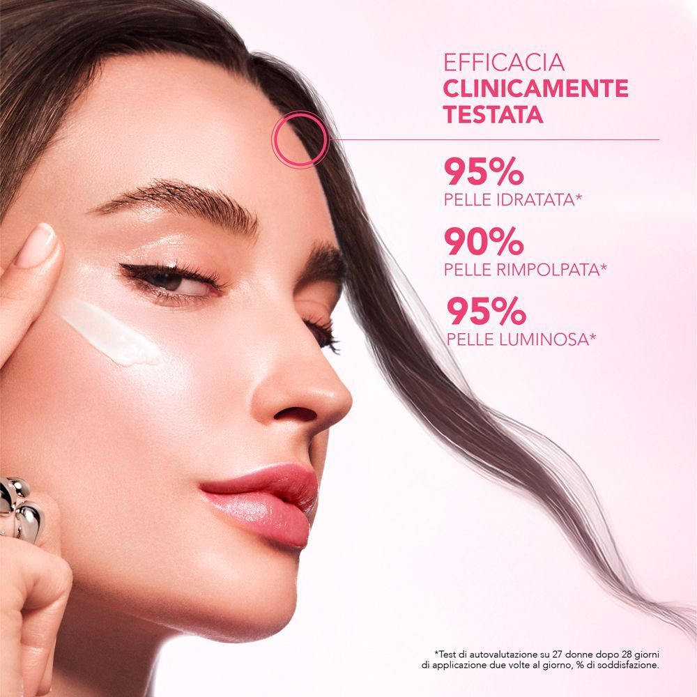 Donna che applica il gel-crema Lierac, con risultati clinici.