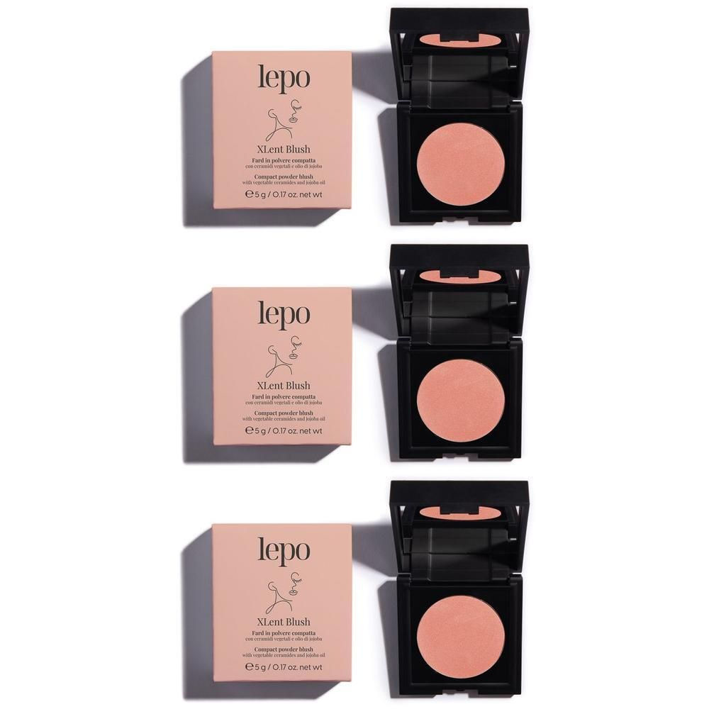 Un blush Lepo X-lent in una confezione compatta nera con specchio e pennello. La confezione è rosa.