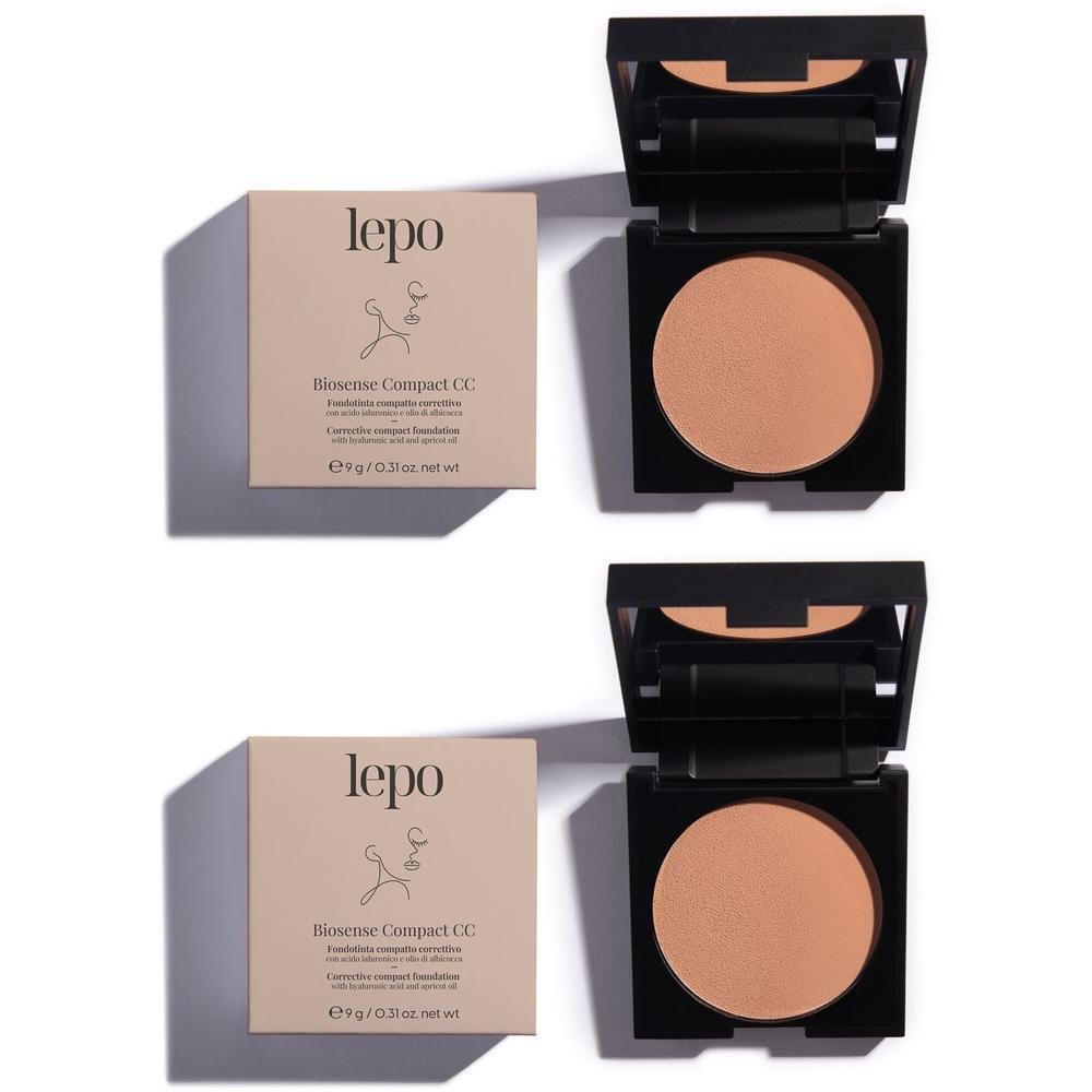 Cipria compatta in una custodia quadrata nera con specchio. Colore cipria beige.