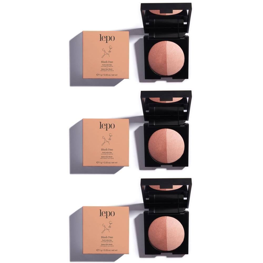 Un blush duo Lepo in una custodia nera con specchio. La confezione è beige con il nome del prodotto.