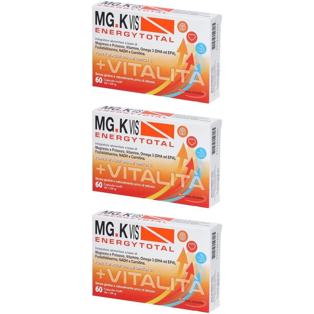 Tre confezioni di MG.K Vis Energy Total da 60 capsule. Scatole bianche con design arancione e simboli di vitalità.