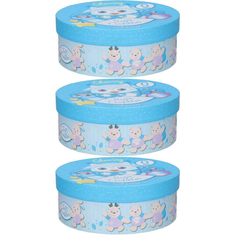 Tre scatole rotonde blu con gufi e animali, scritta 'Chewing Soft Cuddles'.