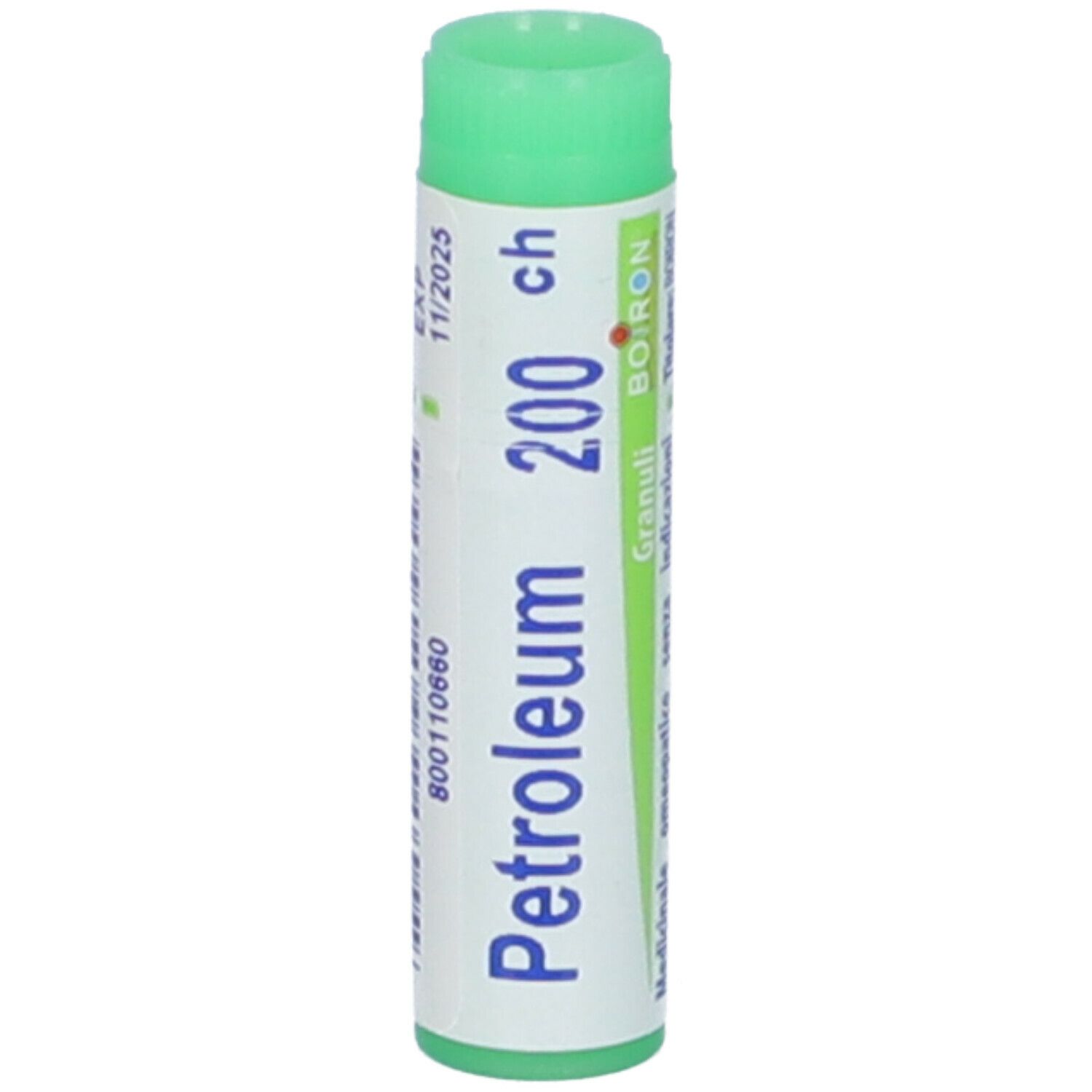 Tubo cilindrico con tappo verde. Scritta: Petroleum 200 ch, BOIRON, 11/2025, testo.