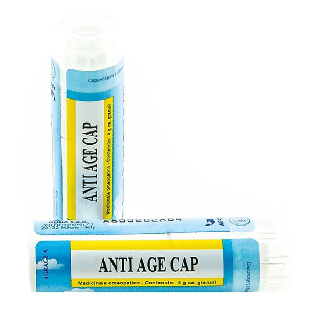 Due tubi bianchi con etichetta blu. Scritta: ANTI AGE CAP. Un tubo è sdraiato, l'altro in piedi.