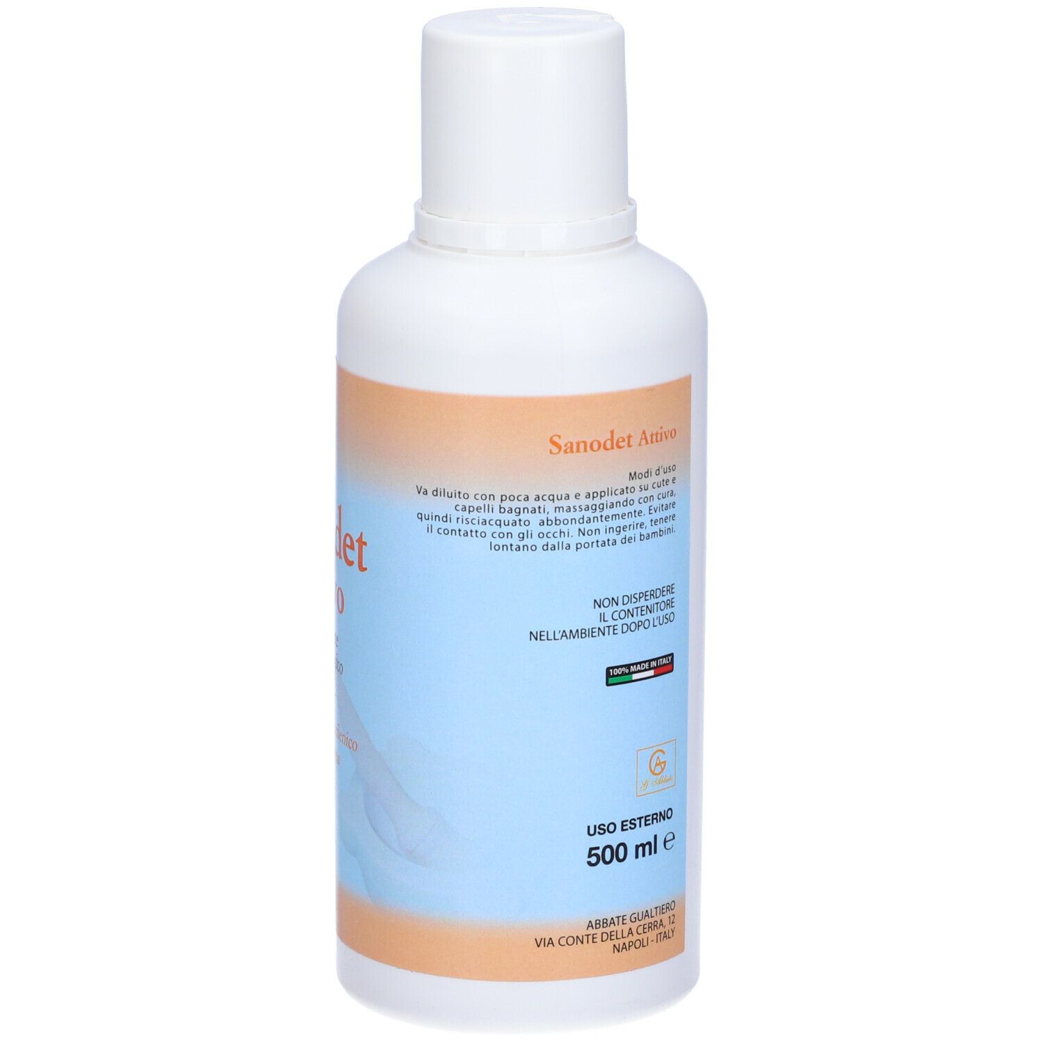 Flacone bianco con etichetta arancione e blu. Scritta: Sanodet Attivo, 500 ml. Bandiera italiana.