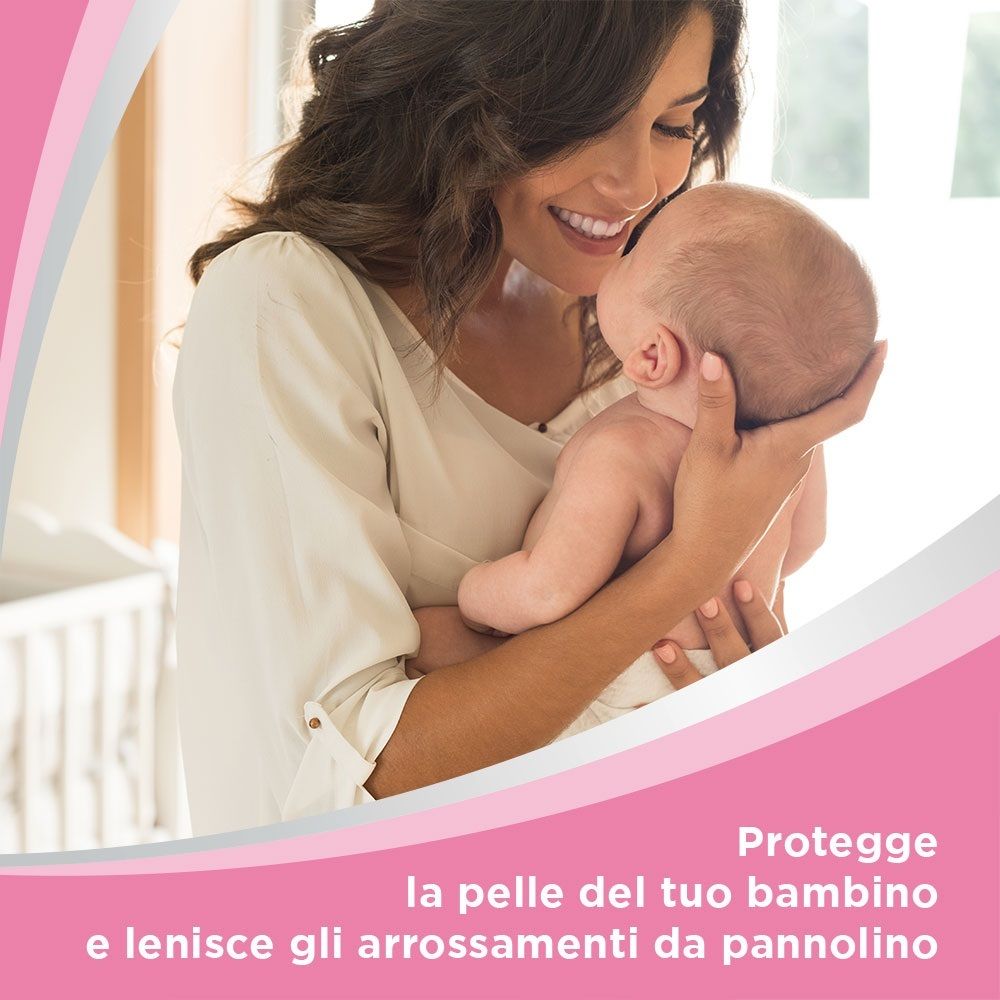 Mutter hält Baby. Text: Protegge la pelle del tuo bambino e lenisce gli arrossamenti da pannolino.