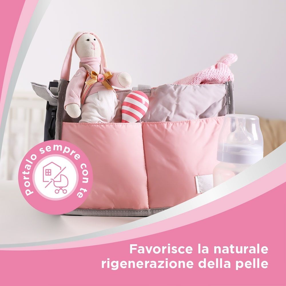 Baby-Tasche mit Spielzeug. Text: Portalo sempre con te. Favorisce la naturale rigenerazione della pelle.