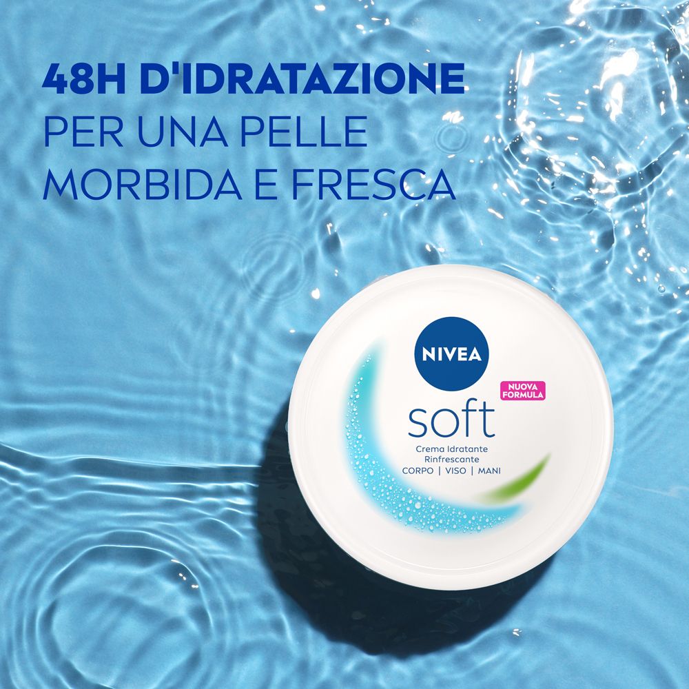 Barattolo Nivea Soft su sfondo acqua blu. Testo: 48h di idratazione per una pelle morbida. Design bianco.