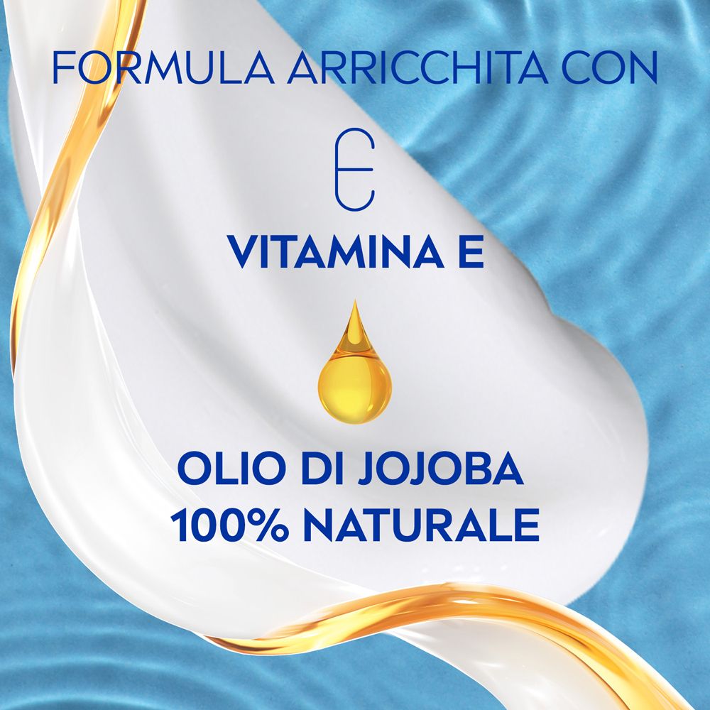 Primo piano di crema con vitamina E e olio di jojoba. Goccia gialla. Sfondo blu.