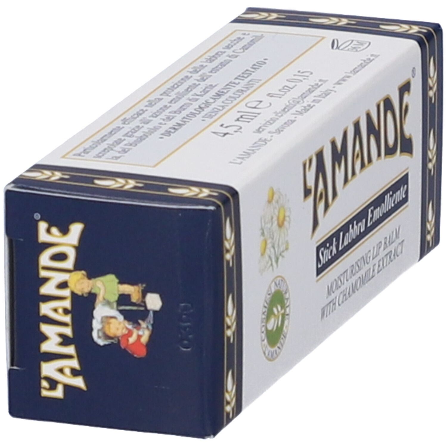 Confezione in cartone, L'AMANDE Stick Labbra Emolliente. Illustrazione di bambini. Scritta: Contiene estratto di camomilla e bisabololo.
