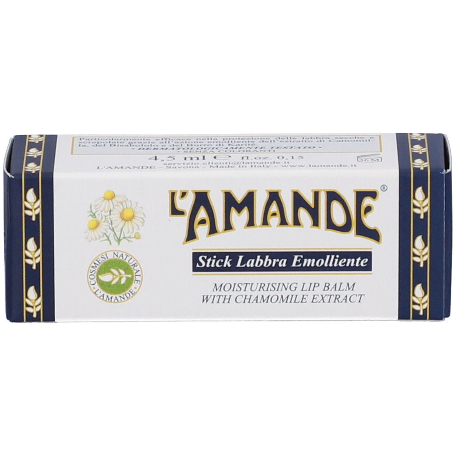 Confezione in cartone per balsamo labbra. Scritta: L'AMANDE, Stick Labbra Emolliente. Illustrazione di fiori di camomilla.