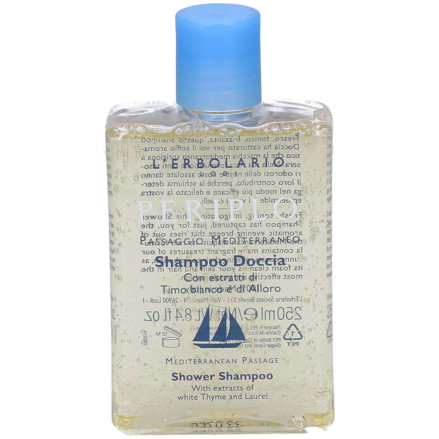 Flacone trasparente con tappo blu. Nome prodotto PERIPLO e testo: Shampoo Doccia. Etichetta con barca a vela.