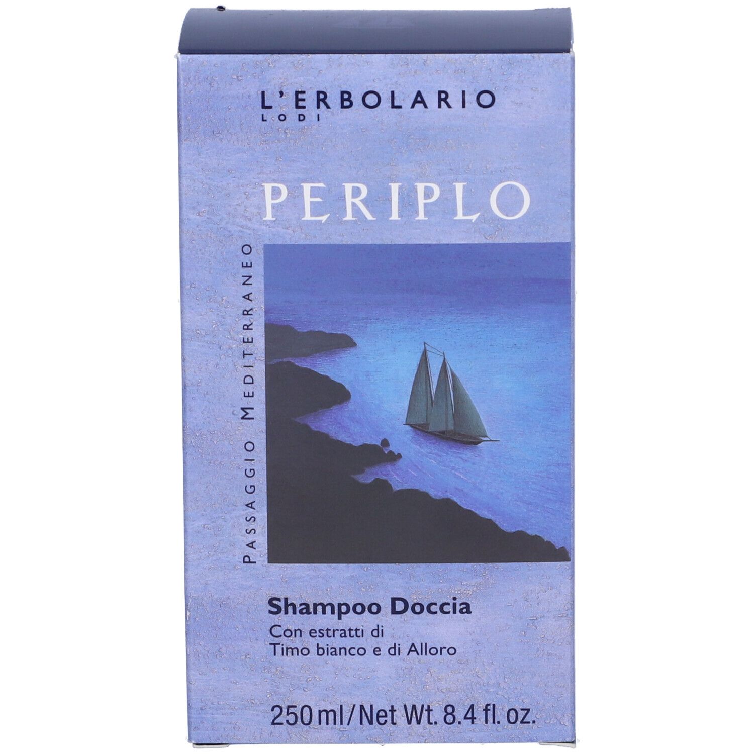 Confezione blu con PERIPLO. Immagine di una barca a vela sul mare. Testo: Shampoo Doccia.