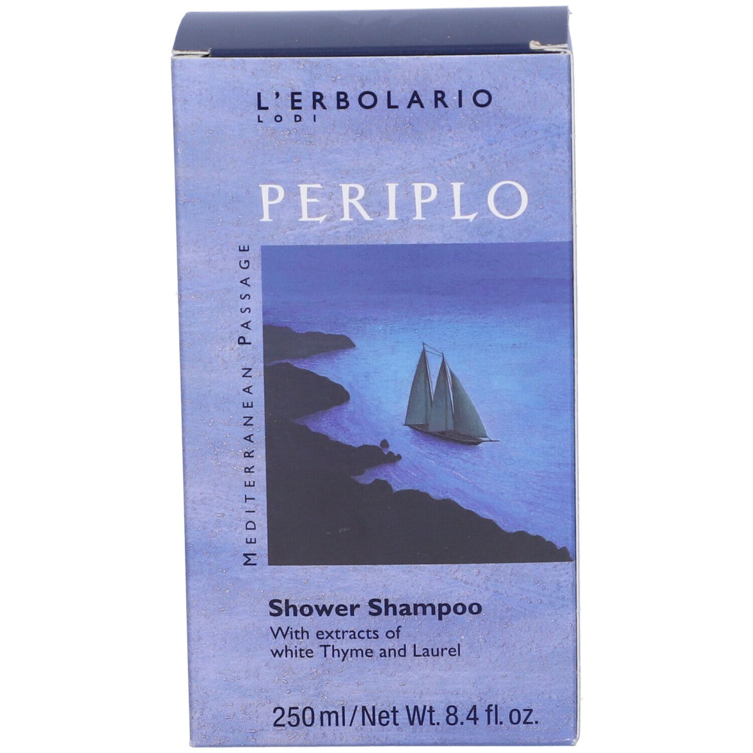 Confezione blu con PERIPLO. Testo: Shower Shampoo. Immagine di una barca a vela.