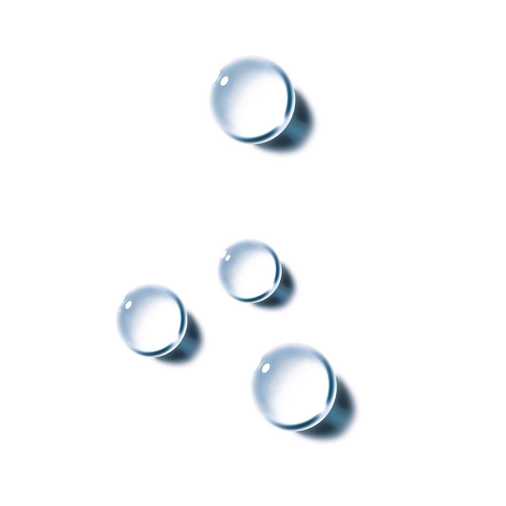 Quattro gocce d'acqua su sfondo bianco. Le gocce sono trasparenti con ombre.