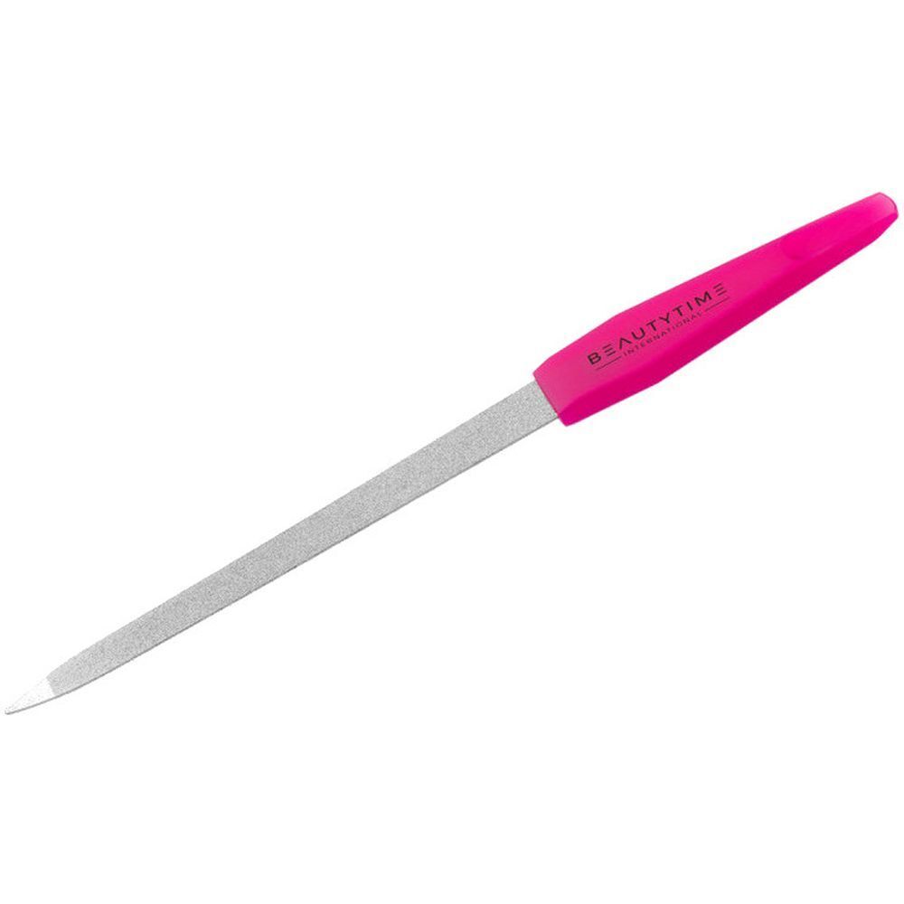 Lima per unghie con manico rosa. Il manico reca la scritta BEAUTYTIME. La lima è allungata e ha una superficie argentata.