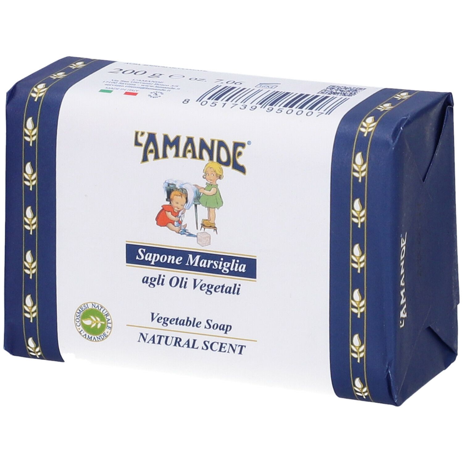 Savon rectangulaire emballé. Inscription : L'AMANDE, Sapone Marsiglia, Vegetable Soap, Natural Scent. Emballage bleu.