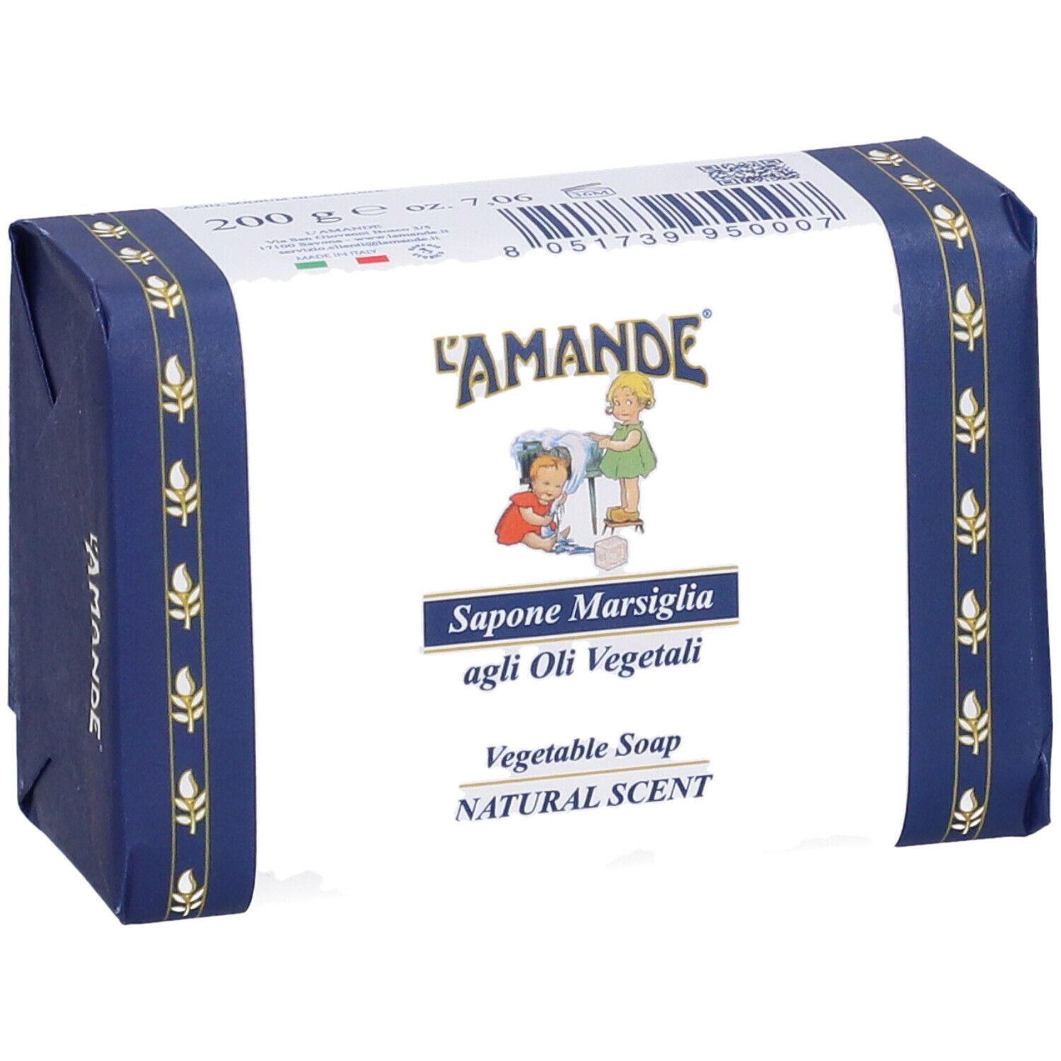 Savon rectangulaire emballé. Inscription : L'AMANDE, Sapone Marsiglia, Vegetable Soap, Natural Scent. Emballage bleu.