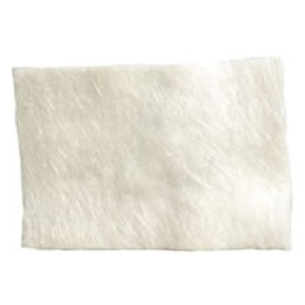 Medicazione rettangolare sterile. Bianca, morbida, in materiale fibroso.