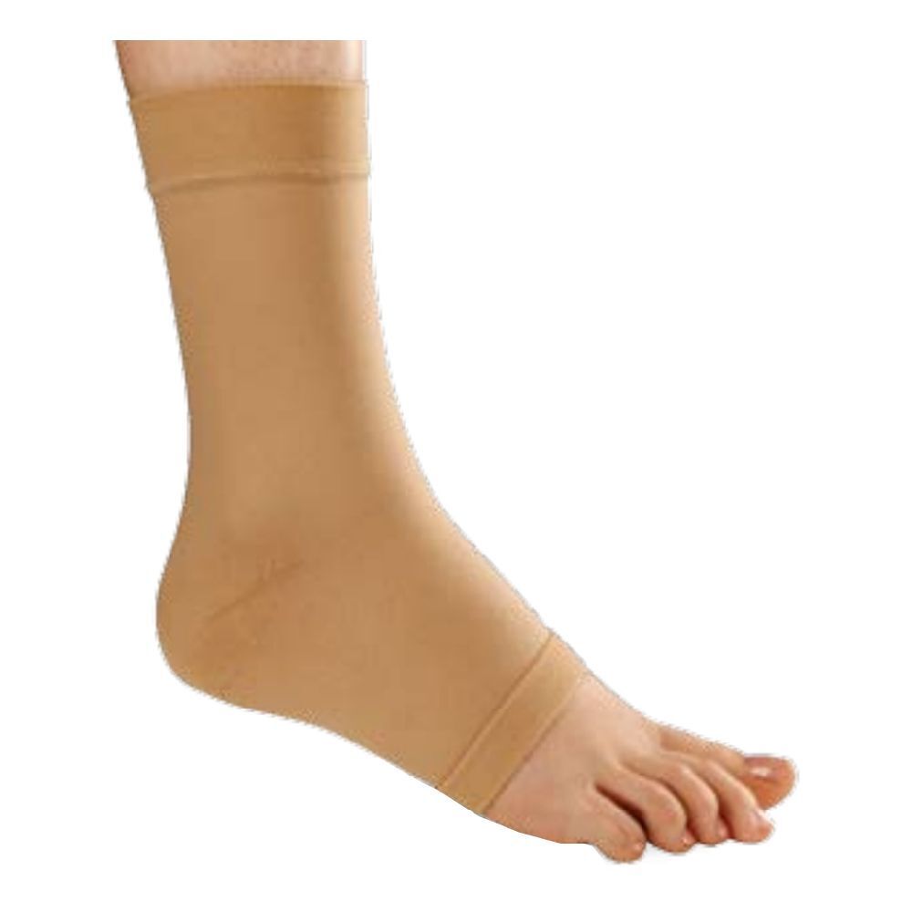 Cavigliera beige con tallone aperto, indossata su un piede. Materiale elastico, aderente.
