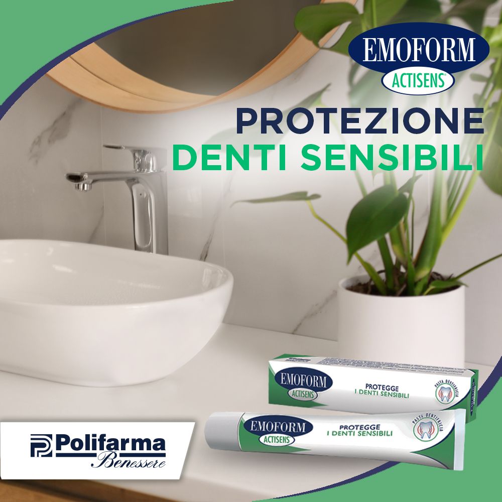 Zahncreme-Tube und -Schachtel im Badezimmer. Aufschrift: Emoform Actisens, schützt empfindliche Zähne. Grün-weißes Design.