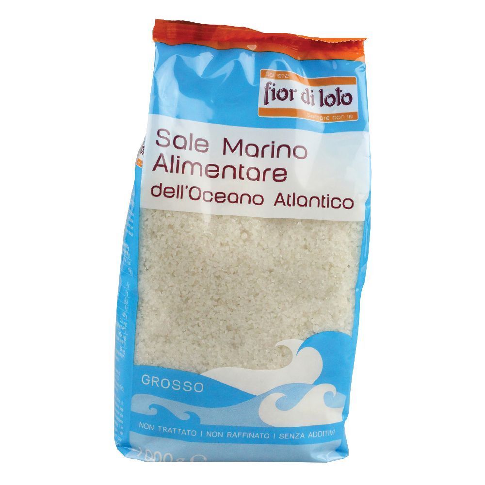Confezione di sale marino grosso. Marchio: fior di loto. Testo: Sale Marino Alimentare dell'Oceano Atlantico.