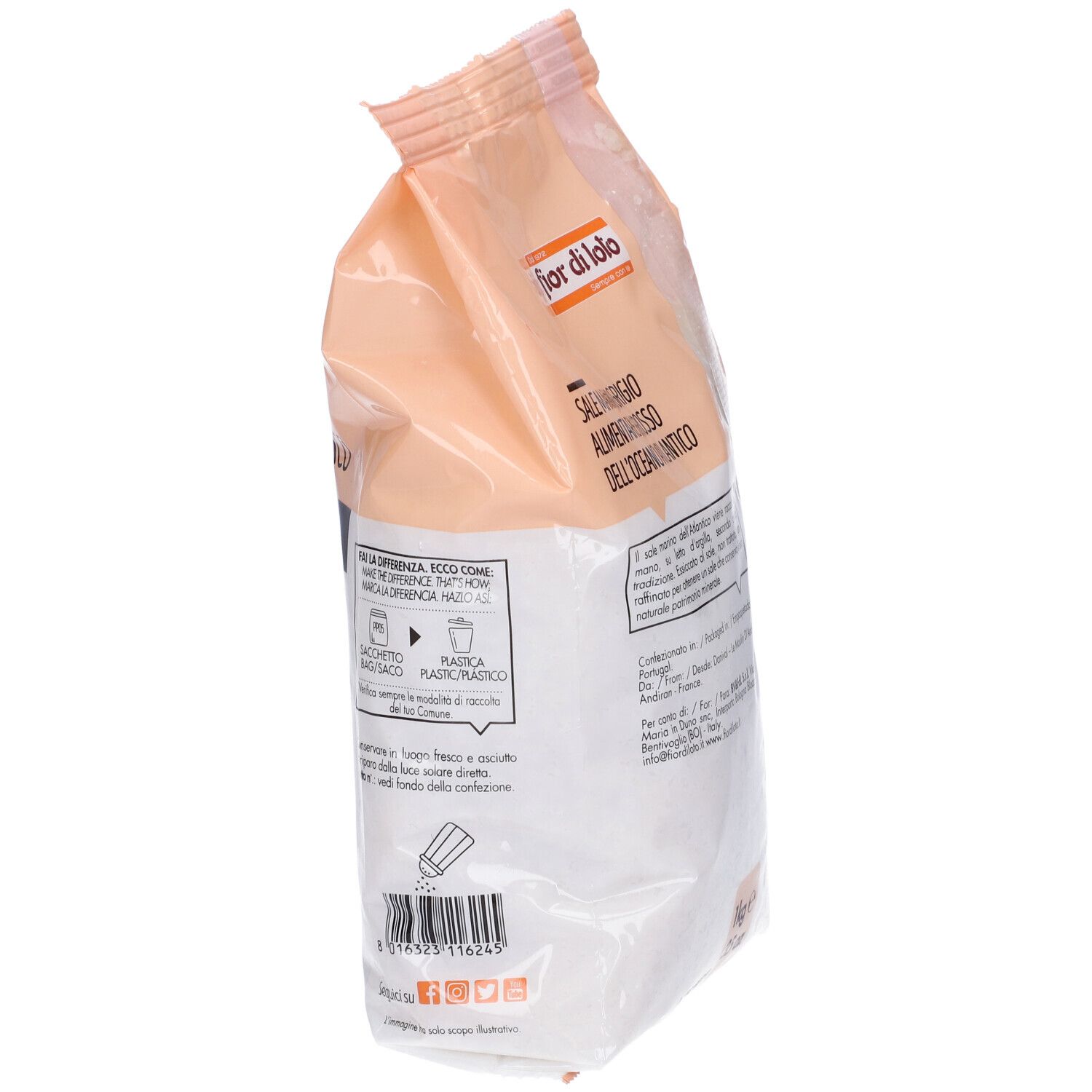 Confezione di sale marino grigio grosso. Marchio: fior di loto. Vista obliqua con testo e simboli di riciclaggio.