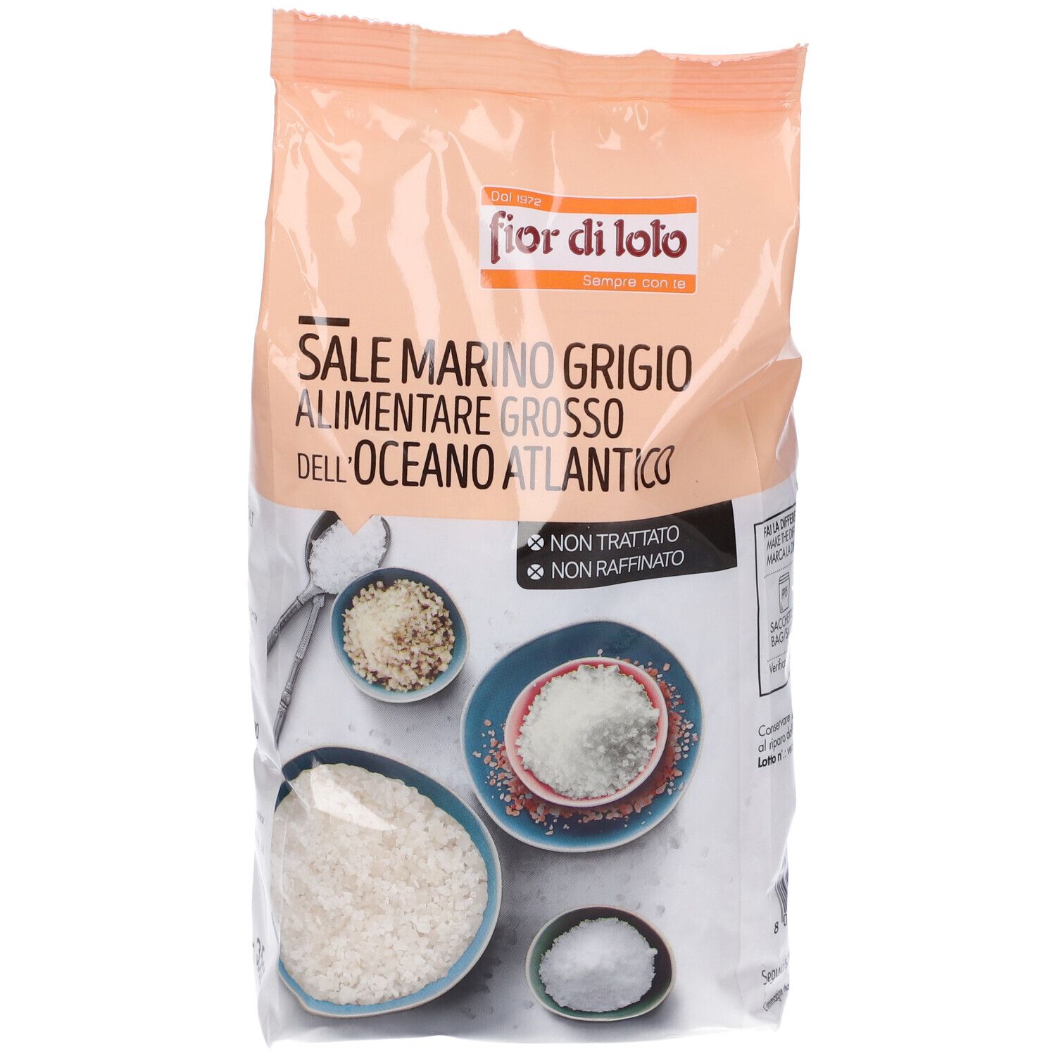 Confezione di sale marino grigio grosso. Marchio: fior di loto. Immagini di sale in ciotole.