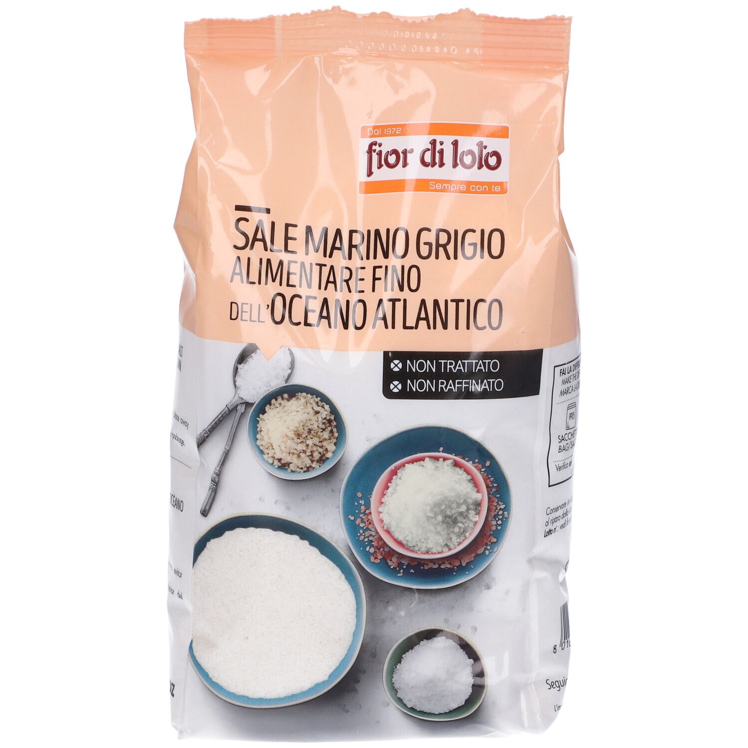 Confezione di sale marino grigio. Scritta: Fior di Loto, Sale Marino Grigio. Sale fino dell'Atlantico. Non trattato, non raffinato.