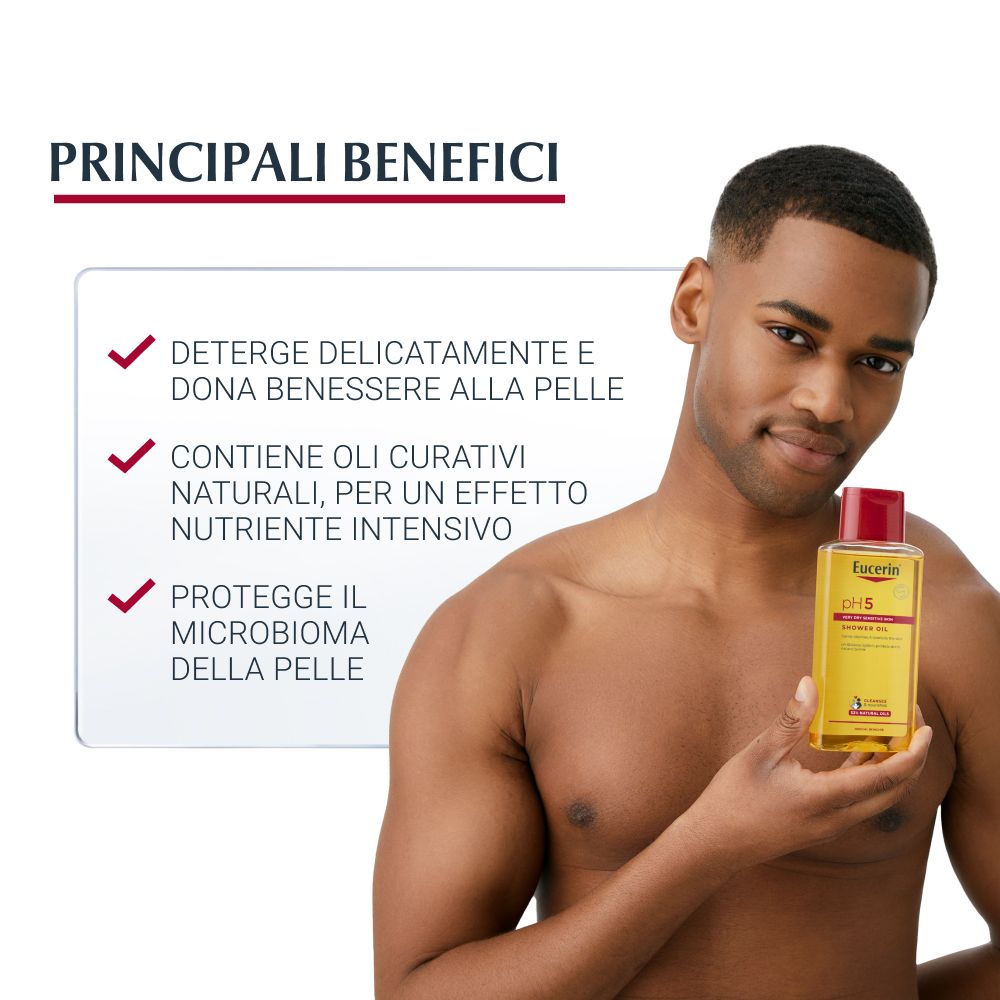 Uomo tiene flacone di olio doccia Eucerin pH5. Testo: Deterge delicatamente, benessere, oli naturali, protegge il microbioma.