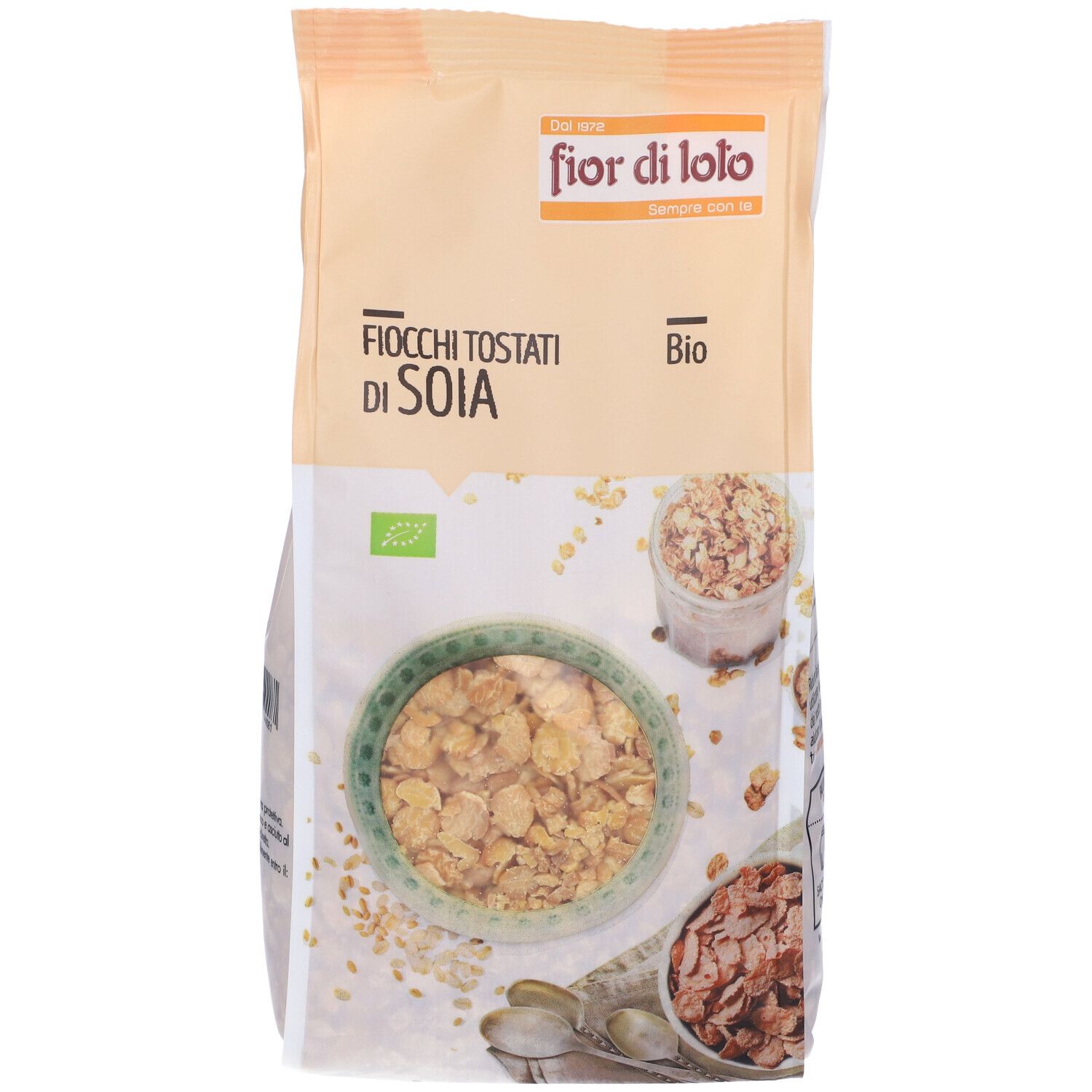 Confezione di fiocchi di soia tostati. Scritta: Fior di Loto, Bio. Illustrazione di fiocchi in ciotola e tazza.