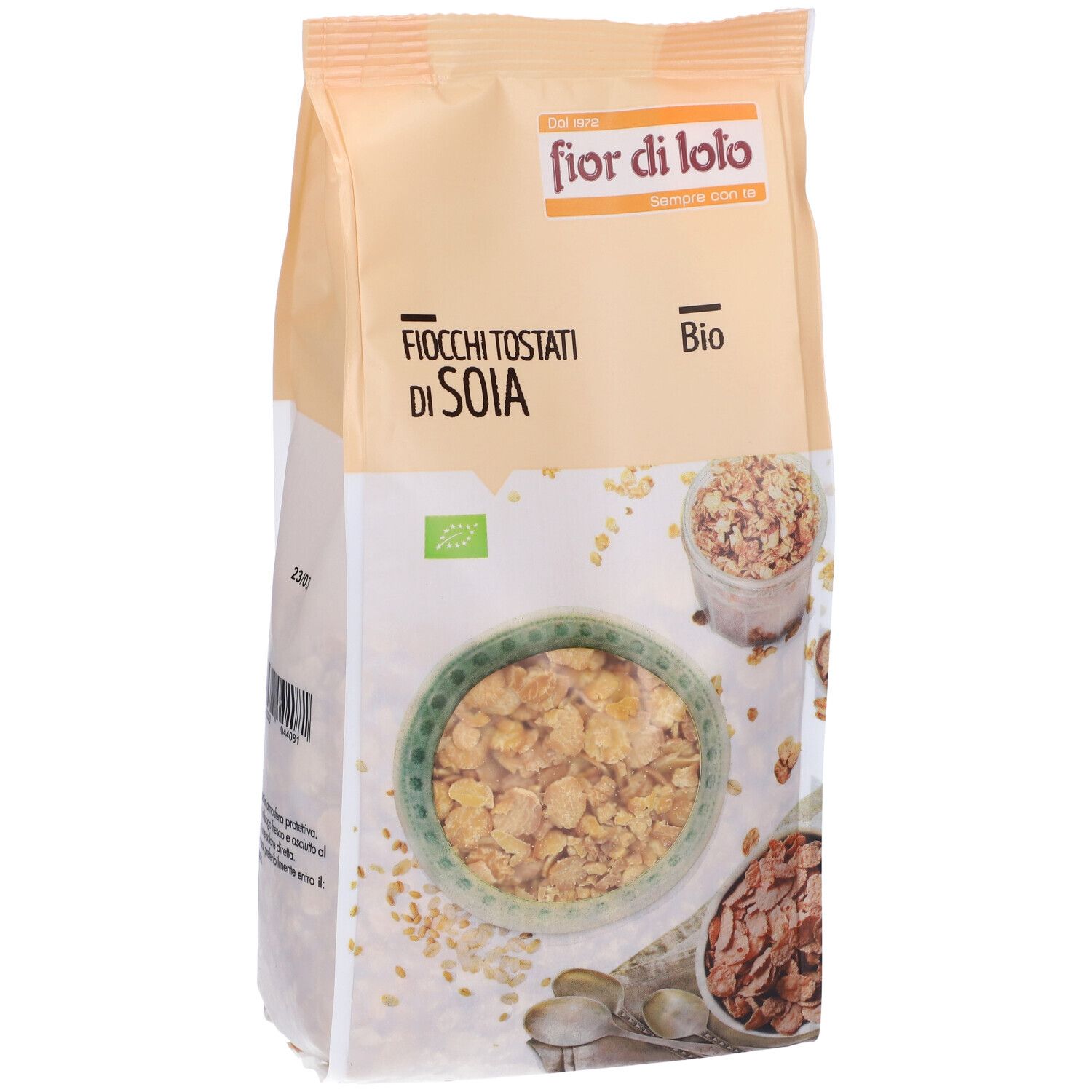 Confezione di fiocchi di soia tostati. Scritta: Fior di Loto, Bio. Illustrazione di fiocchi in ciotola e tazza.