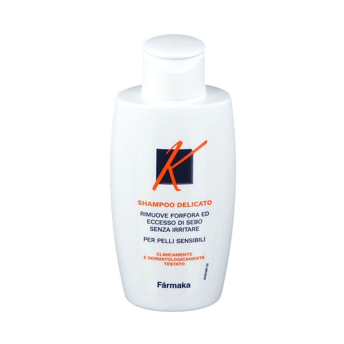 Flacone di shampoo bianco con logo Kouriles e testo. Scritta: Shampoo delicato, per pelli sensibili.