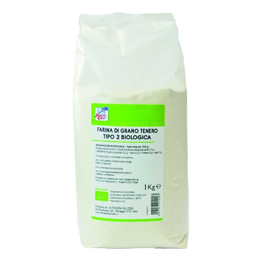 Farina di grano tenero tipo 2 bio in confezione trasparente. Etichette verdi e bianche con testo. 1 kg.