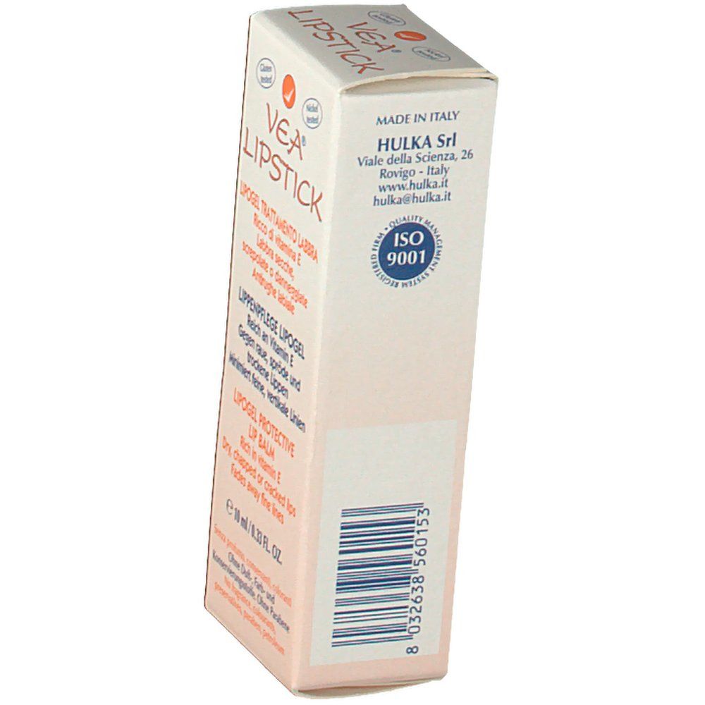 VEA® Lipstick-Verpackung. Seitenansicht des Kartons mit Barcode, Herstelleradresse und ISO 9001-Zertifizierung.