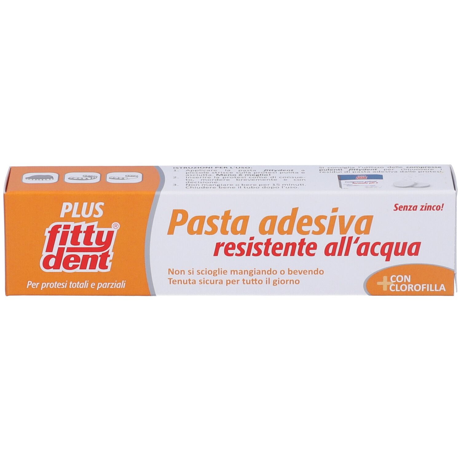 Fitty Dent Plus Pasta Adesiva für Prothesen. Orange-weiße Verpackung. Text: Pasta adesiva resistente all'acqua. Mit Chlorophyll. Ohne Zink.