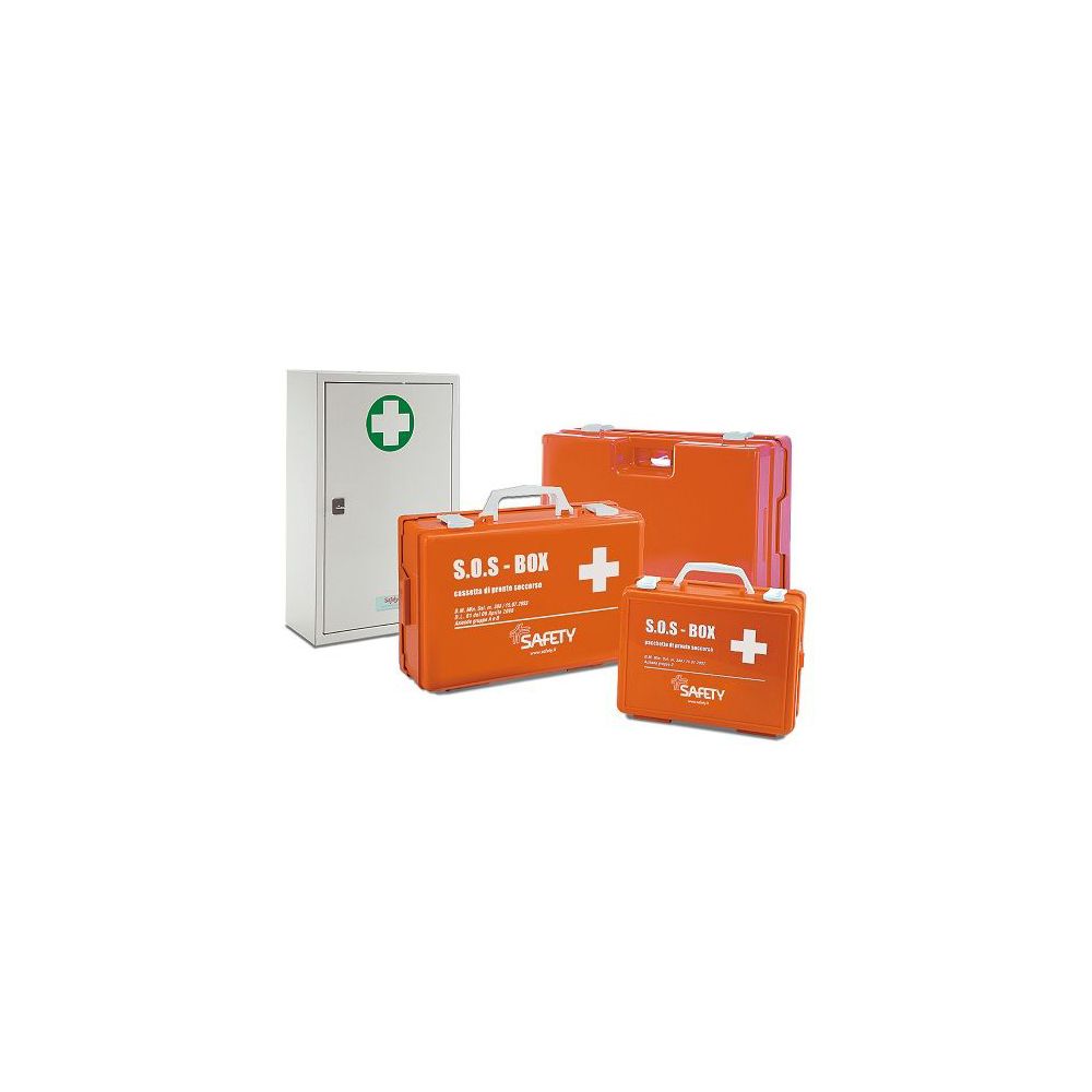 Diverse cassette di pronto soccorso arancioni e un armadietto bianco con croce verde. Scritto S.O.S.-BOX e SAFETY.