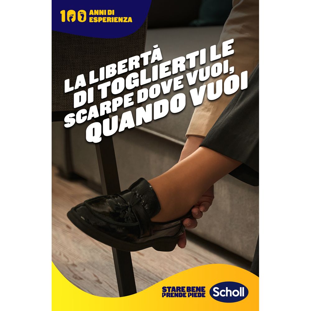 Poster pubblicitario con persona e scarpa. Testo: La libertà di toglierti le scarpe dove vuoi, quando vuoi.